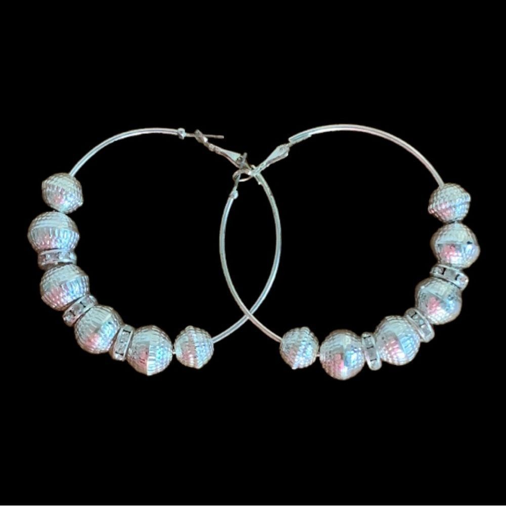 Silver color hops 2 3/4” with faux diamonds in excellent condition